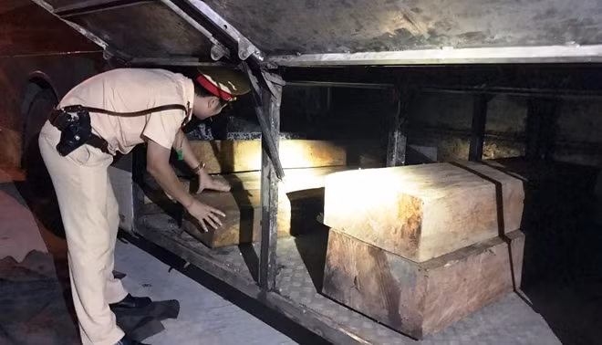 Lực lượng CSGT kiểm tra số gỗ lậu trên xe khách.