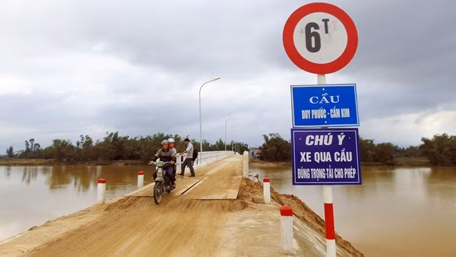 Cầu Duy Phước - Cẩm Kim bắc qua sông Duy Vinh, một nhánh sông Thu Bồn, gồm 17 nhịp dầm thép với tổng chiều dài hơn 204m, rộng 3m, đường dẫn phía Cẩm Kim dài 657m, rộng 4m, là một công trình quan trọng nối liền huyện Duy Xuyên với xã Cẩm Kim, TP Hội An.