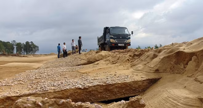 Trước thực trạng mố cầu và đường dẫn cầu Duy Phước - Cẩm Kim bị hư hỏng nghiêm trọng, Sở GTVT tỉnh Quảng Nam đã đề nghị UBND huyện Duy Xuyên triển khai khắc phục, đảm bảo giao thông bước 1 theo phương án gác dầm 1 trên mố cầu đã bị xói lở phần gia cố; đắp đất tạo mặt bằng và rải cấp phối đá dăm đảm bảo giao thông qua đoạn đường bị xói trôi với kinh phí khoảng 250 triệu đồng.