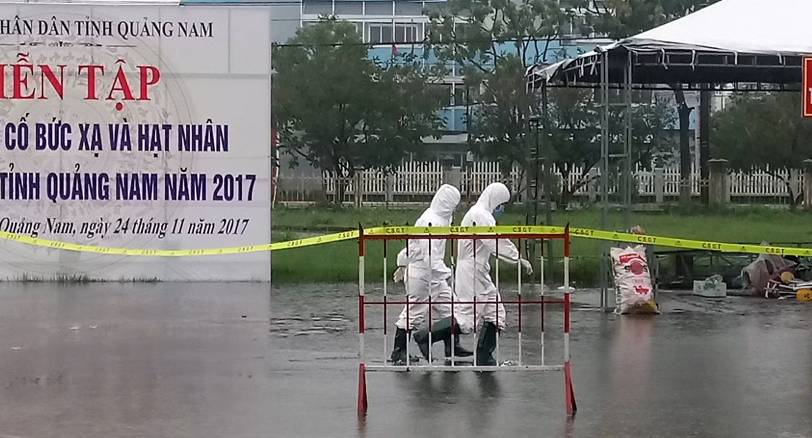 Hàng trăm người đội mưa tham gia diễn tập ứng phó sự cố bức xạ và hạt nhân