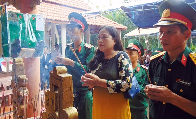 Bà Nguyễn Thị Bích, người có công kêu gọi các mạnh thường quân ủng hộ xây dựng Khu tưởng niệm liệt sĩ Trại Tiệp, dâng hương viếng Anh linh các liệt sĩ.