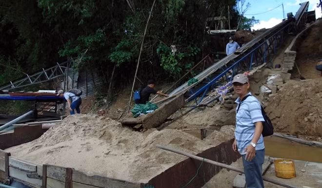 Cát lậu được xúc thẳng lên băng chuyền đưa lên xe để chở đi tiêu thụ.