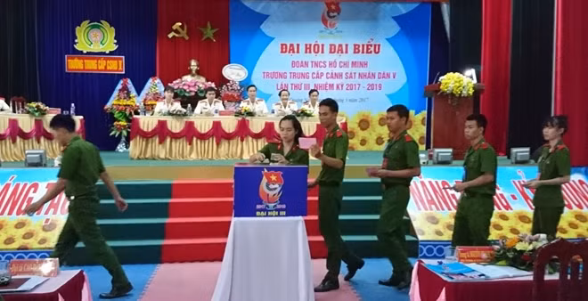 Các đại biểu bỏ phiếu bầu Ban chấp hành Đoàn Trường nhiệm kỳ 2017-2019.