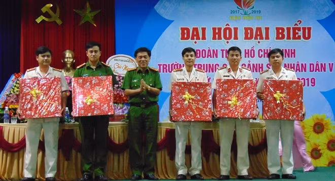 Đại tá, TS Cao Đăng Nuôi tặng quà cho lãnh đạo Ban chấp hành Đoàn Trường nhiệm kỳ 2014-2017 vừa kết thúc nhiệm kỳ.