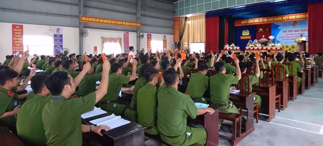 Các đại biểu biểu quyết thông qua quy chế đại hội.
