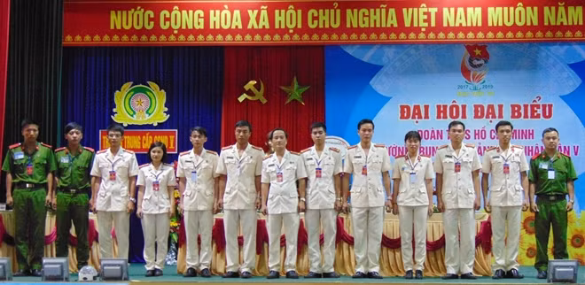 Ban Chấp hành Đoàn Trường nhiệm kỳ 2017-2019 ra mắt tại đại hội.
