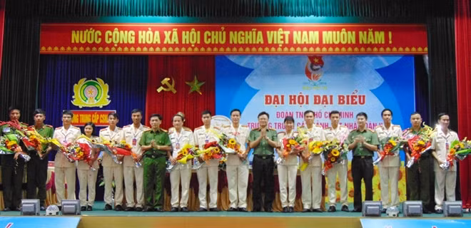 Lãnh đạo nhà trường cùng lãnh đạo Đoàn Thanh niên Bộ Công an và Đoàn Thanh niên Tổng cục Chính trị CAND tặng hoa chúc mừng Ban chấp hành mới của Đoàn Trường.