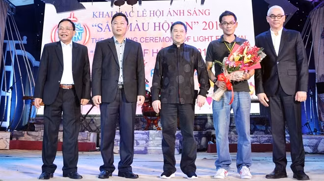 Lãnh đạo tỉnh Quảng Nam tặng hoa cho các đơn vị tài trợ tổ chức sự kiện "Sắc màu Hội An".