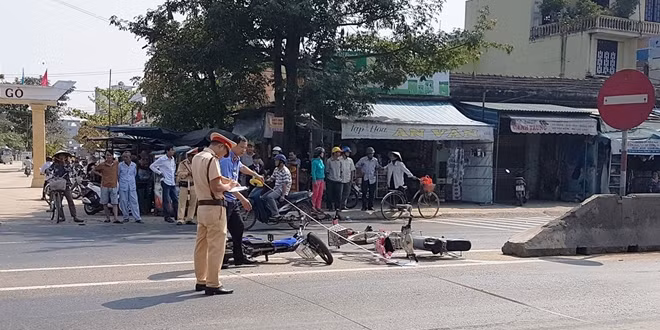 Lực lượng chức năng khám nghiệm hiện trường vụ tai nạn.