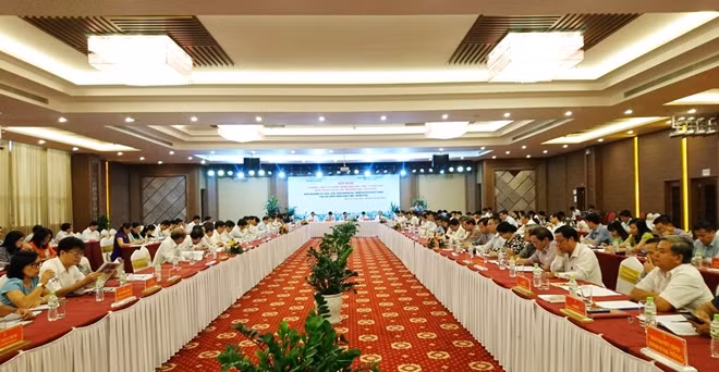 Đại biểu Thường trực HĐND các tỉnh, thành phố khu vực Nam Trung Bộ và Tây Nguyên tham dự hội nghị.