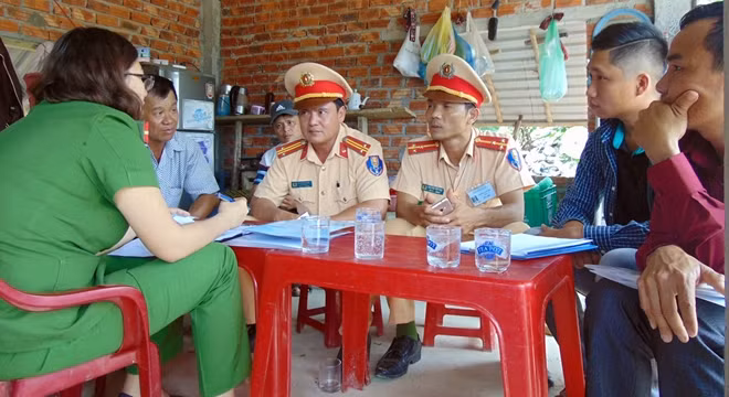 Lực lượng kiểm tra liên ngành huyện Đại Lộc tiến hành kiểm tra tại một bến thủy nội địa.