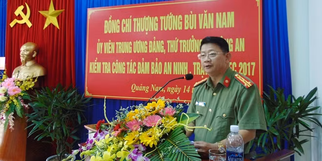 Đại tá Phan Văn Tri, Trưởng phòng Tham mưu Công an tỉnh Quảng Nam, trình bày một số hoạt động của Công an tỉnh thời gian qua và kế hoạch đảm bảo ANTT cho APEC 2017 thời gian đến.