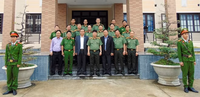 Thượng tướng Bùi Văn Nam cùng Đoàn công tác Bộ Công an chụp hình lưu niệm với lãnh đạo tỉnh Quảng Nam, Công an tỉnh Quảng Nam.