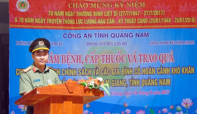 Trung tá Nguyễn Hùng Vương, Phó trưởng Phòng HC-KT Công an tỉnh Quảng Nam, cho biết vượt quãng đường hàng trăm cây số đến với người dân vùng biên giới, đợt hoạt động này do lực lượng Đoàn Thanh niên và Hội Phụ nữ của Phòng HC-KT làm chủ công, qua đó đã phát huy mạnh mẽ vai trò xung kích, sáng tạo của tổ chức Đoàn và đoàn viên thanh niên trong thực tiễn thực hiện cuộc vận động “Xây dựng phong cách người CAND bản lĩnh, nhân văn, vì nhân dân phục vụ.