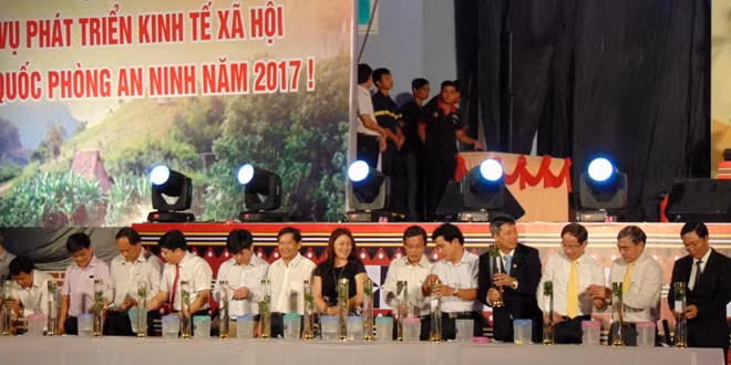 Các đại biểu tham gia lễ hội thực hiện nghi thức lưu niệm trên chai rượu sâm Ngọc Linh để đưa vào nhà trưng bày sâm Ngọc Linh của huyện Nam Trà My.