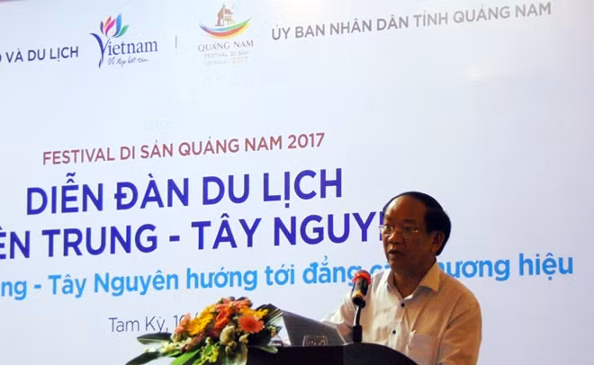 Ông Đinh Văn Thu, Chủ tịch UBND tỉnh Quảng Nam, đại diện đơn vị chủ nhà phát biểu tại diễn đàn.