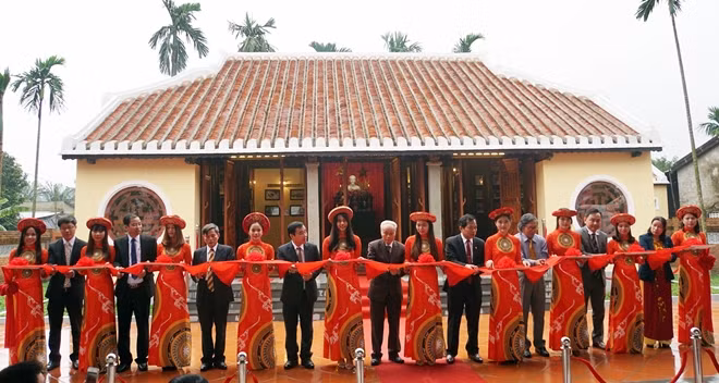 Các đại biểu cắt băng khánh thành Nhà lưu niệm nơi thành lập Đảng bộ huyện Đại Lộc.