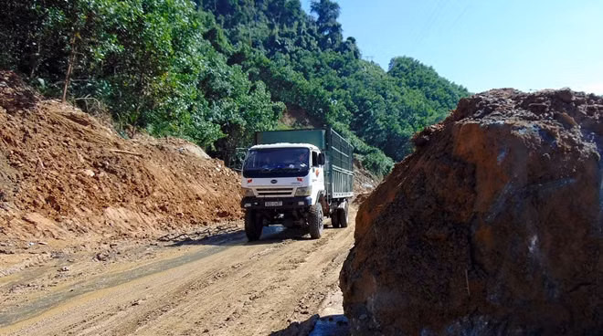 Tuyến QL14E đoạn qua điểm sạt lở ở xã Phước Hòa, huyện Phước Sơn đã được thông xe vào tối 13-11.
