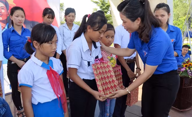 Trao tặng học bổng cho học sinh là con em gia đình người có công ở địa phương.