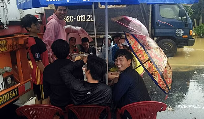 Tài xế và hành khách bị mắc kẹt trên QL1A do mưa lũ vui vẻ dùng bữa do lực lượng CSGT Quảng Nam kêu gọi người dân chia sẻ.