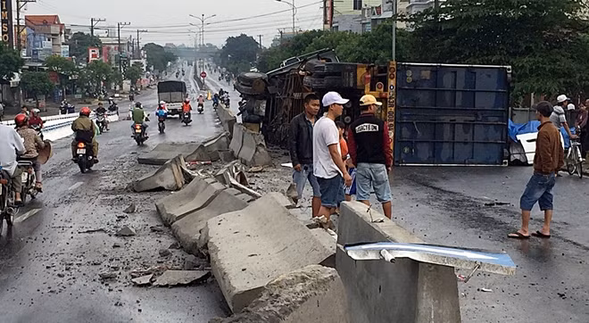 Trước khi lật, xe container kịp thổi bay một đoạn dải phân cách.
