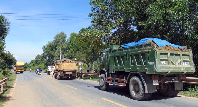 2 xe tải chở đất vi phạm bị tổ công tác của Đội CSGT số 2 phát hiện, lập biên bản trên tuyến QL14B đoạn qua địa bàn xã Đại Nghĩa, huyện Đại Lộc.