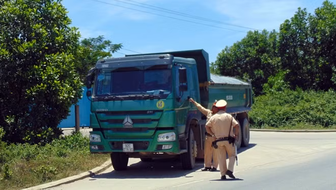 Điều đáng nói, một số tài xế sau khi bị lực lượng chức năng phát hiện đã cố tình đóng cửa xe "cố thủ".