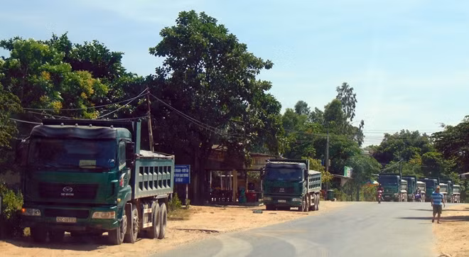Khi tổ công tác đứng chốt chặn tại Ngã ba Đại Hiệp, huyện Đại Lộc, nhiều xe tải chạy tuyến Đà Nẵng-Đại Lộc đã tấp vào bên đường trốn tránh lực lượng chức năng.