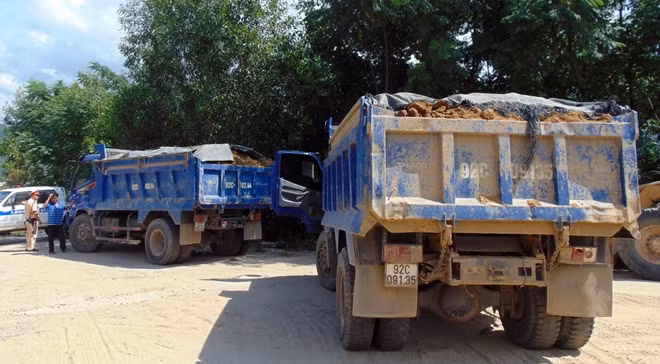Trong ngày 28-6, hàng chục trường hợp xe tải chở đất vi phạm đã bị xử lý nghiêm.