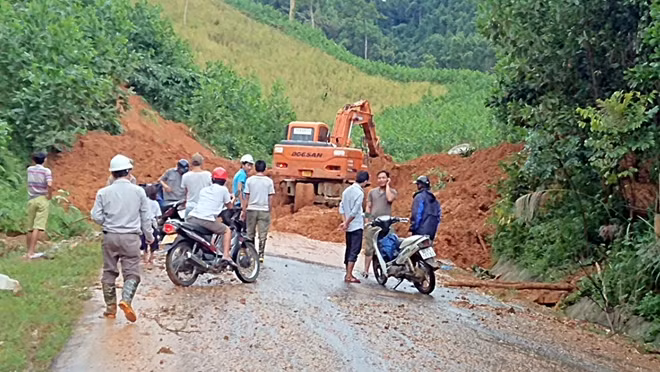 Ngành Giao thông Quảng Nam xử lý một điểm sạt lở trên tuyến QL14E đoạn qua địa bàn xã Phước Hòa, huyện Phước Sơn.
