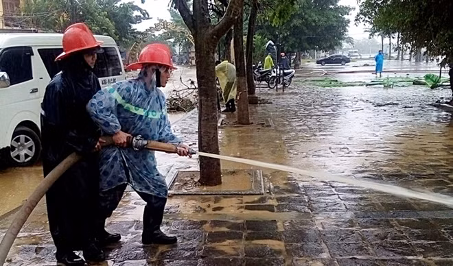 Lực lượng Cảnh sát PCCC&CNCH Quảng Nam tham gia dọn dẹp vệ sinh sau lũ tại Hội An.