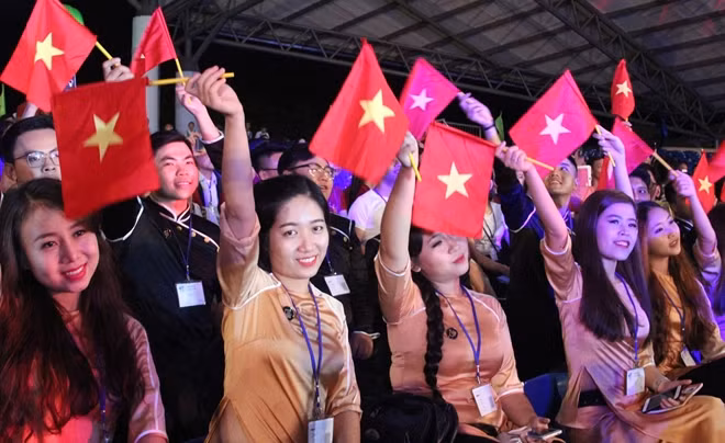 Không khí hân hoan của các bạn trẻ tại đêm khai mạc hội thi hợp xướng.
