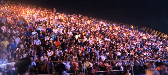 Đông đảo người dân và du khách tham gia buổi khai mạc Festival Di sản Quảng Nam lần thứ VI-2017.