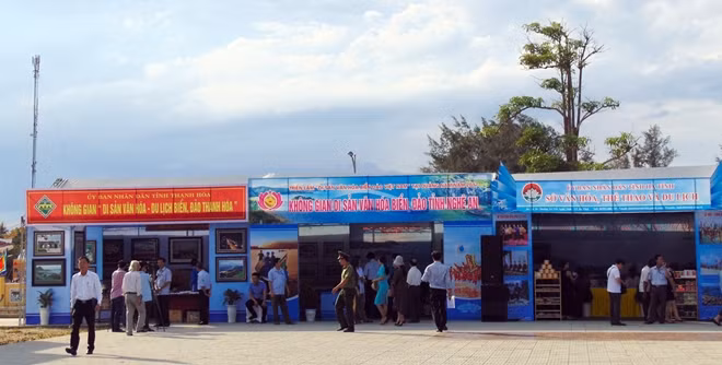 Một số gian trưng bày tại triển lãm.