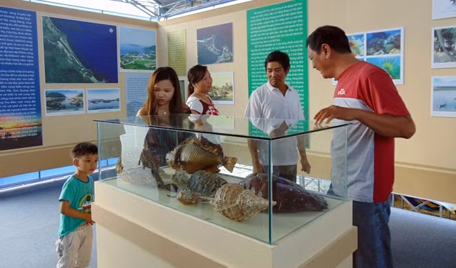 Đông đảo các tầng lớp nhân dân tham quan tại triển lãm.