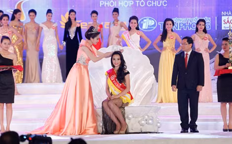 Giây phút đăng quang của Hoa hậu Việt Nam 2014.