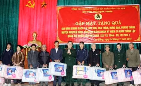 Lãnh đạo Tổng cục Chính trị trao quà từ thiện tặng bà con huyện Nguyên Bình - Cao Bằng.