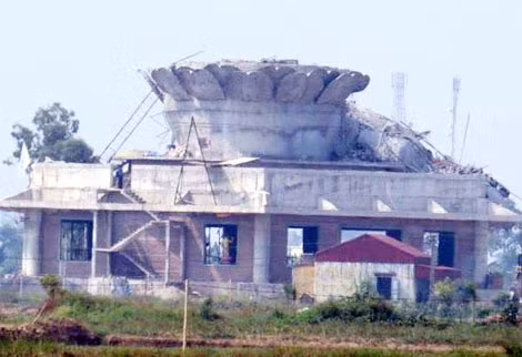 Tượng bị sập.