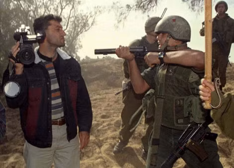 Binh sĩ Israel đe dọa một nhà báo.
