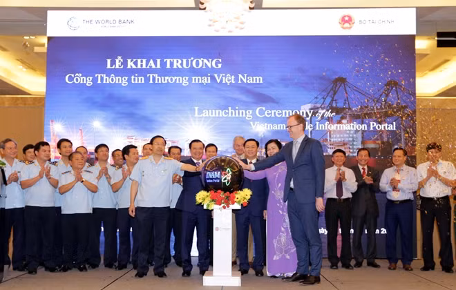 Phó Thủ tướng Vương Đình Huệ, Bộ trưởng Bộ Tài Chính Đinh Tiến Dũng, Quyền Giám đốc Quốc gia Ngân hàng Thế giới tại Việt Nam Sebastian Eckardt, và Tổng cục trưởng Tổng cục Hải quan Nguyễn Văn Cẩn bấm nút chính thức vận hành Cổng thông tin thương mại Việt Nam.