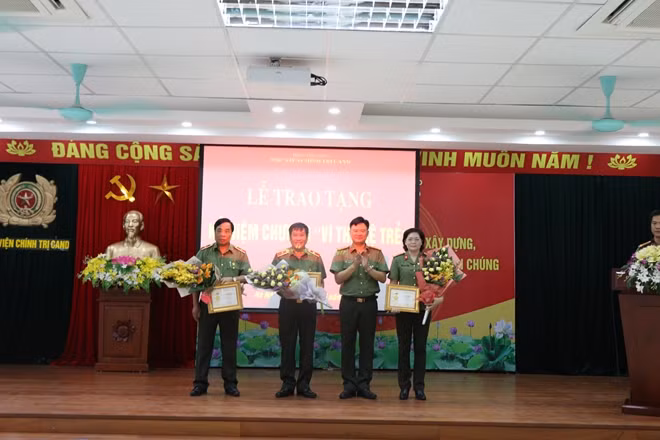 Đại diện BTV Đoàn Thanh niên Bộ Công an đã trao kỷ niệm chương “ Vì thế hệ trẻ” tặng các đồng chí lãnh đạo của Học viện.