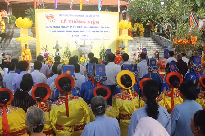 Lễ hội mùa Thu Côn Sơn - Kiếp Bạc được tổ chức hàng năm nhằm tưởng nhớ công ơn của vị Anh hùng dân tộc, vị thiên tài quân sự kiệt xuất Trần Quốc Tuấn.