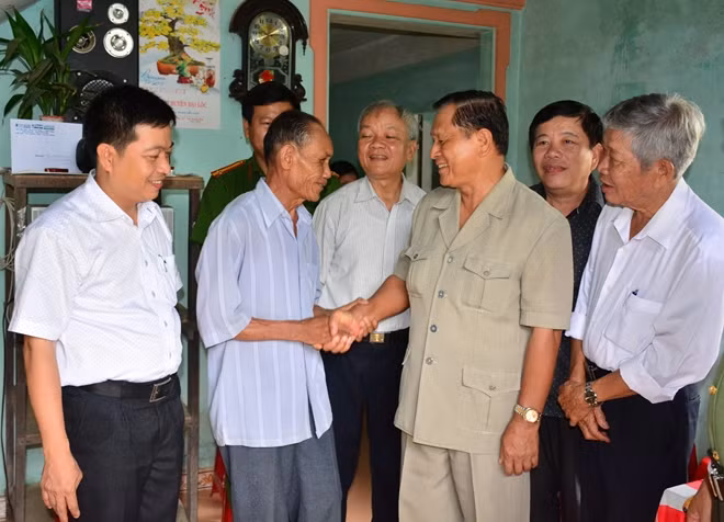 Thượng tướng Lê Thế Tiệm xúc động khi gặp lại đồng đội từng chiến đấu trên chiến trường Quảng Đà năm xưa.