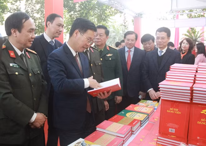 Các đại biểu tham quan gian trưng bày của Nhà xuất bản Công an Nhân dân