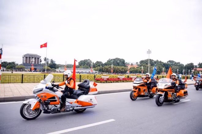 Đoàn diễu hành qua Lăng Bác