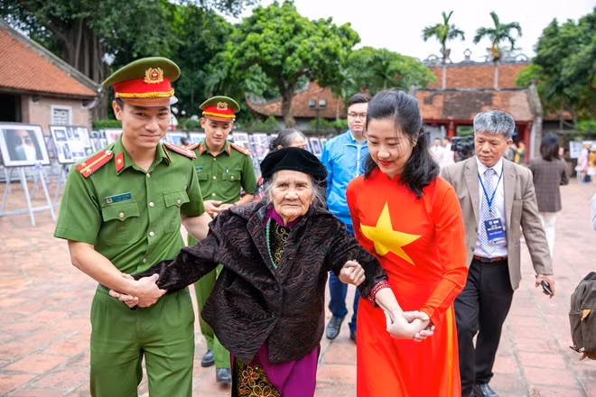 Nâng bước mẹ Việt Nam anh hùng về dự chương trình