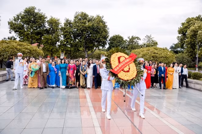 Các đại biểu dâng hương trước Đài tưởng niệm Bắc Sơn