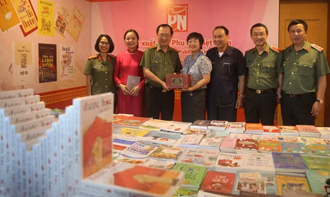 Thượng tướng Nguyễn Văn Thành và các đại biểu tại gian hàng của NXB Phụ Nữ