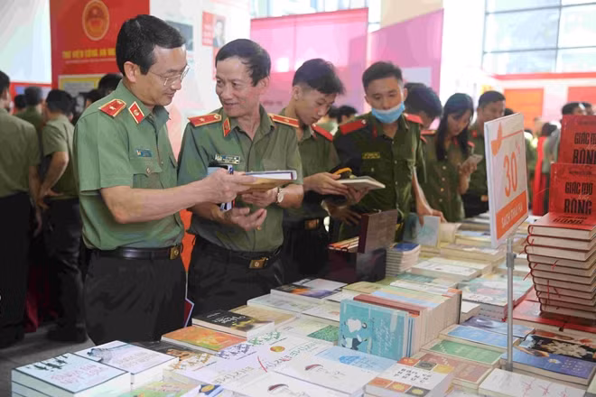 Thiếu tướng Nguyễn Ngọc Toàn, Cục trưởng Cục Công tác đảng và công tác chính trị cùng đại biểu, khách mời tham quan triển lãm sách