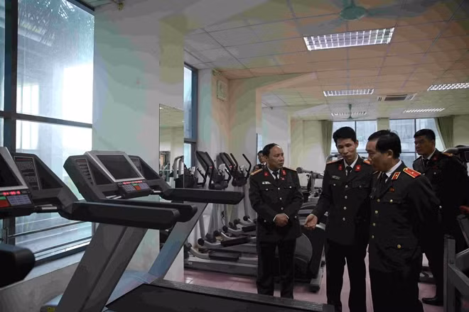 Thiếu tướng Nguyễn Đức Minh, Phó Cục trưởng Cục Công tác đảng và công tác chính trị tham quan phòng tập